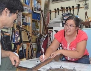 三線文化守り発信　沖縄県系若者、職人に製作学ぶ