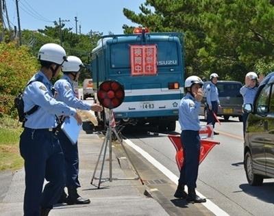沖縄・高江向け県道で検問　識者批判「警察権を乱用」