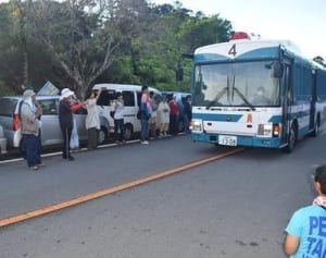 22日に県道封鎖、市民の車両撤去へ　沖縄・高江のヘリパッド建設　政府、資材のヘリ「空輸」も検討