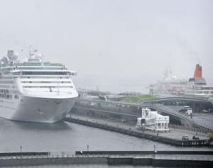 夏の客船シーズン到来　大さん橋に2客船同時着岸