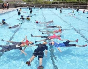 安全の合言葉「ういてまて」　神森小で着衣泳講習