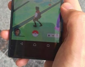 ポケモン グ～？　那覇で20代男性、夜通しゲームで路上寝か