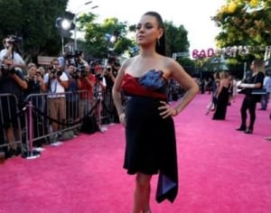 ミラ・クニス、大きなお腹を誇らしげに披露