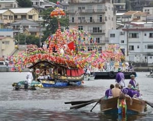 海上渡御華やかに　真鶴・貴船まつり