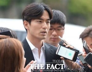 イ・ジヌクを告訴した女性が“虚偽だった”と自白!?