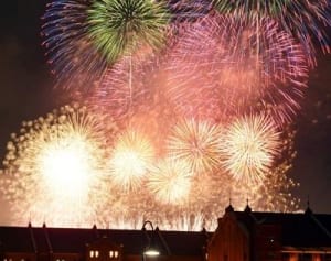 横浜彩る1万5千発　みなとみらいで花火大会