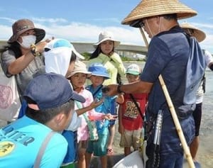 「海きれいですごい」　福島の子、イノー観察会　浦添