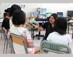 音楽で育む学ぶ意欲　琉響団員が楽器演奏指導
