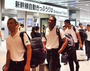 「自分たちの野球を堂々と」　横浜ナインが大阪入り