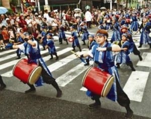 勇壮演舞、雨に負けず一万人エイサー