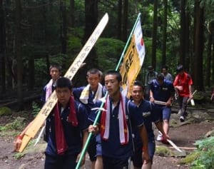 巨大木刀担ぎ大山詣り　頼朝の故事にならい願い込め