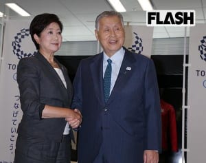 「同じ便では帰らん」森元首相が「犬猿の仲」小池百合子にすり寄り