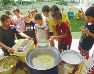 大豆栽培 体験”畑から食卓へ”　手作り豆腐「うまい」　豆乳プリン、おから炒めも