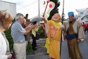 大きなうちわで福の風　首里・赤田「みるくウンケー」