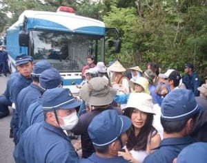 炎天下で拘束1時間半 沖縄・高江のヘリパッド建設　機動隊が市民ら排除、2人けが