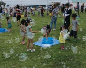 夕暮れ彩るシャボン玉　横須賀美術館でイベント