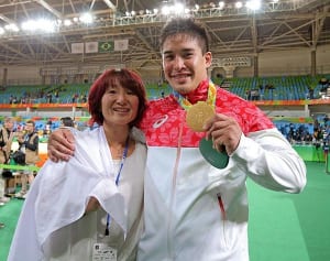 ベイカー茉秋の母語る「ピンク髪祖母の話はもうやめて！」