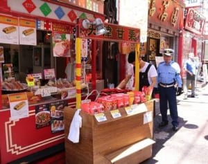 中華街の甘栗屋台を指導　市と県警