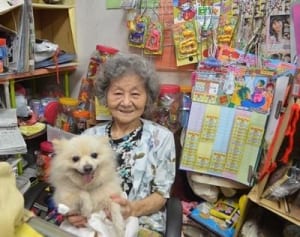 駄菓子屋、100歳まで　那覇市89歳仲間さん