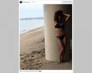 ハル・ベリー、50歳のビキニ姿に「完璧」の声