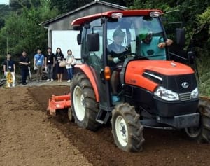 畑を舞台に婚活！　三浦