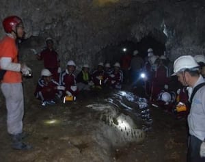 足元の戦跡、保全活動　中学生らガマのごみ片付け　具志頭イリユージガマ