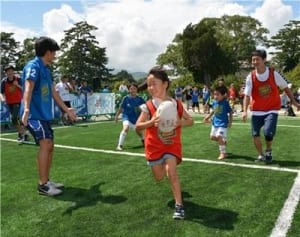 安全に楕円球追い　ストリートラグビー体験会