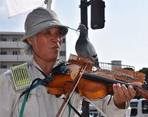 平和の象徴と「辺野古NO」　”ハトおじさん”沖縄自立訴え街頭に