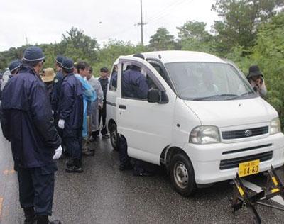抗議の女性運転手逮捕　東村高江　公務執行妨害疑い　容疑を否認