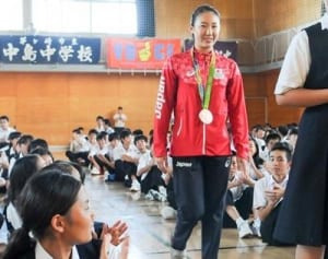 「苦労報われた」シンクロ・小俣選手が母校を訪問
