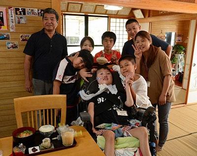 人工呼吸器の湯地君　伊江島で体験学習　仲間の支え・交流に笑顔