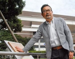 「もっといい書き手に」　市役所正門に手形　直木賞作家・青山さん