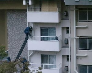 横浜の団地、刃物男立てこもり　公務執行妨害容疑で逮捕