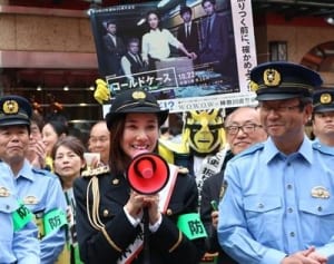 吉田羊さん「詐欺に注意」　加賀町署で一日署長