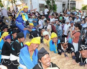 豊年、大漁願い「ハーイヤ」　糸満大綱引