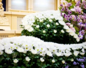 遺族に付け込む「欲深き葬儀業者」に騙されない防衛策