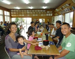 食材、食器持ち寄り100円で