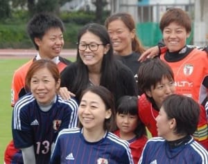 澤穂希さん「戦う姿勢を」　大和のサッカー少女と交流