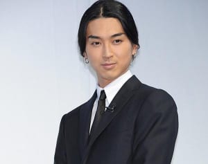 松田翔太　主演映画“撮影延期”の裏の「ひきこもり修羅場」