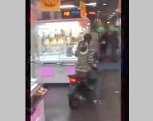 ミニバイク少年が娯楽施設内を走行　建造物侵入容疑で捜査　戸部署