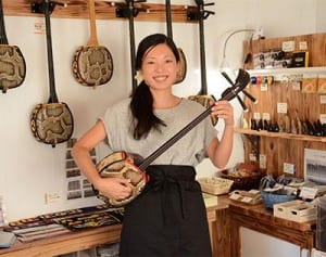 芸能の島に“恩返し”　船橋さん病越え、伊江唯一の三線店開店