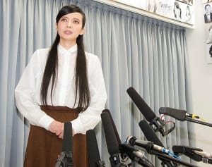 ベッキー“セミヌード”披露で集まる有名人の「意外な応援」