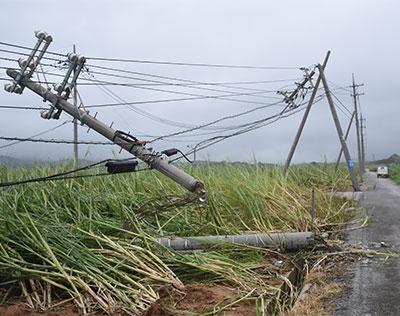 久米島、電柱折れ屋根崩落　風速59･7メートル　台風18号