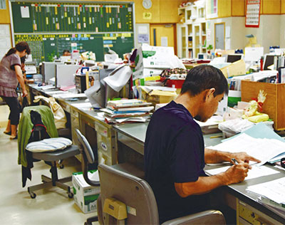 教員超勤の実態放置　沖縄県内市町村教委　退勤時刻記録なし、労基法抵触の恐れ