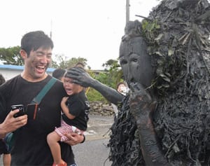 “神の泥”で厄さらば　宮古島・平良島尻パーントゥプナハ