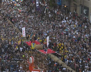 熱闘30分 西が勝利 那覇大綱挽