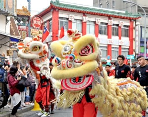 中華街で双十節　獅子舞や踊りに拍手や歓声