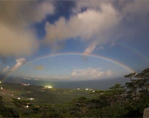 夜空に月虹、幸せアーチ　石垣島天文台撮影