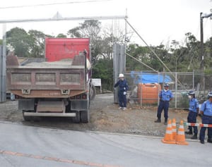 警察の「黙認」に批判　沖縄・ヘリパッド建設の違法ダンプ　市民の抗議は「むやみに規制」