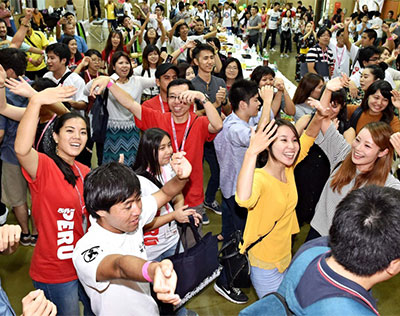 沖縄の未来へ 絆深く　第５回若者県人大会開幕